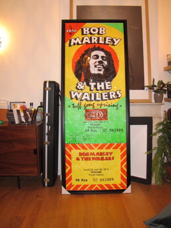 CETTE OEUVRE EST DISPONIBLE A L'ATELIER / Ticket Bob Marley - Toulon 1980 / OEUVRE DE 90 x 216 CM  ENCADRÉE / TARIF TAXES COMPRISES DONT 20% DE TVA EN FRANCE / 5.5% EN EUROPE / TARIF NET POUR LES PAYS HORS C.E.E ( EUROPE )