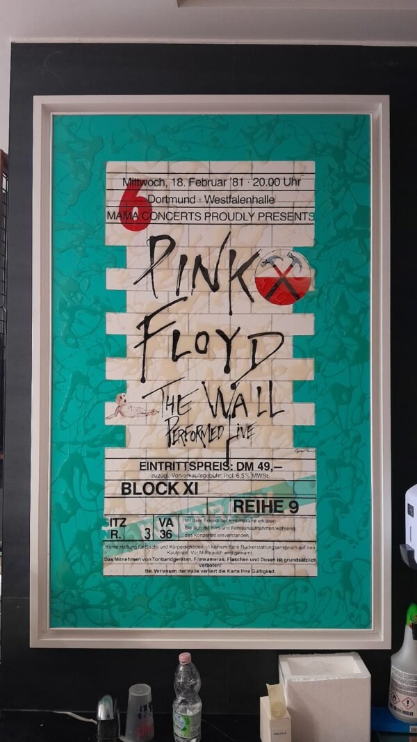 CETTE OEUVRE EST DISPONIBLE A L'ATELIER / Pink Floyd The Wall Tour Dortmund 1981 / OEUVRE DE 80 x 136 CM  ENCADRÉE / TARIF TAXES COMPRISES DONT 20% DE TVA EN FRANCE / 5.5% EN EUROPE / TARIF NET POUR LES PAYS HORS C.E.E ( EUROPE )