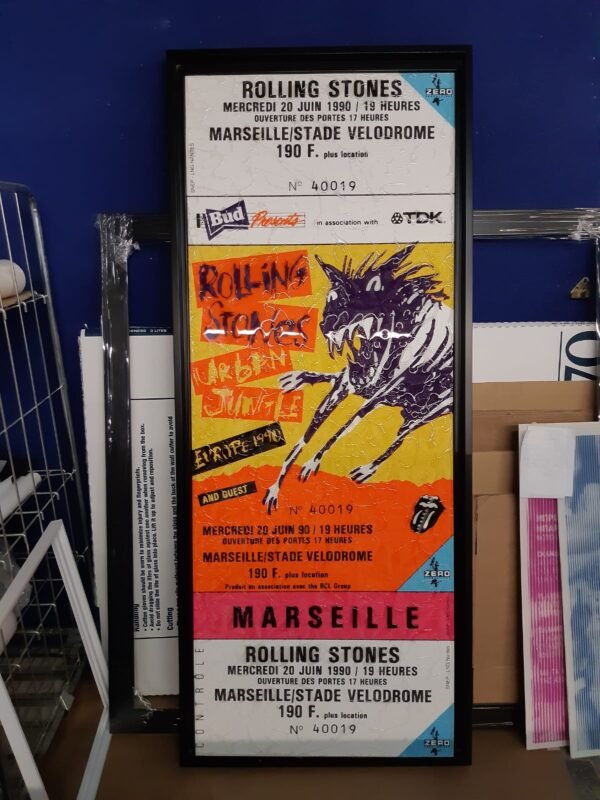 Ticket Urban Jungle Tour 1990 - The Rolling Stones / OEUVRE DE 80 X 196 CM ENCADRÉE / TARIF TAXES COMPRISES DONT 20% DE TVA EN FRANCE / 5.5% EN EUROPE / TARIF NET POUR LES PAYS HORS C.E.E ( EUROPE )