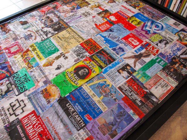 Patchwork Pass Concerts Jovanna / OEUVRE DE 71 X 87 CM ENCADRÉE / Tableau numéro 2 du Triptyque / TARIF TAXES COMPRISES DONT 20% DE TVA EN FRANCE / 5.5% EN EUROPE / TARIF NET POUR LES PAYS HORS C.E.E ( EUROPE ) – Image 6